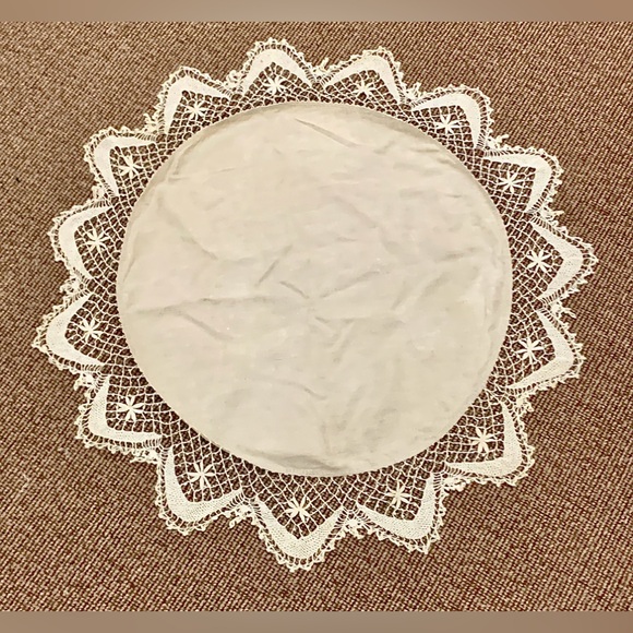 Early 20th Century Antique Hand Crocheted Trim Cotton Linen Round Table Cloth - Picture 3 of 9